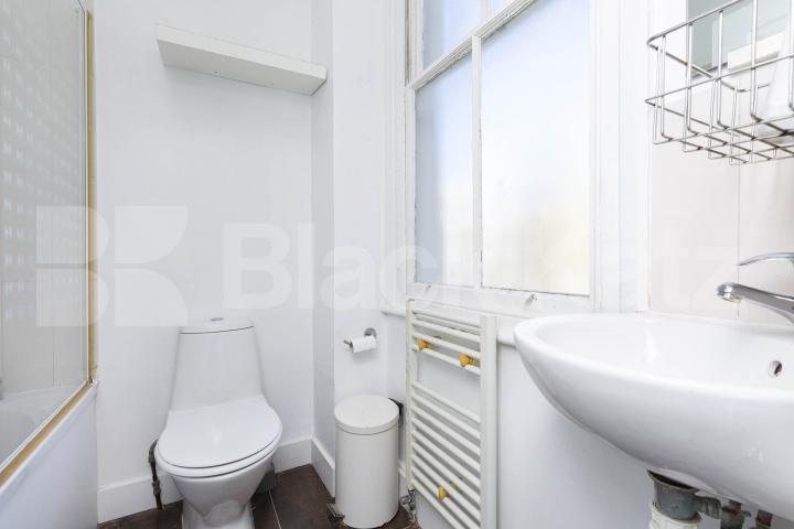 4 bedroom 2 bathroom maisonette with private garden Northchurch Road, Islington